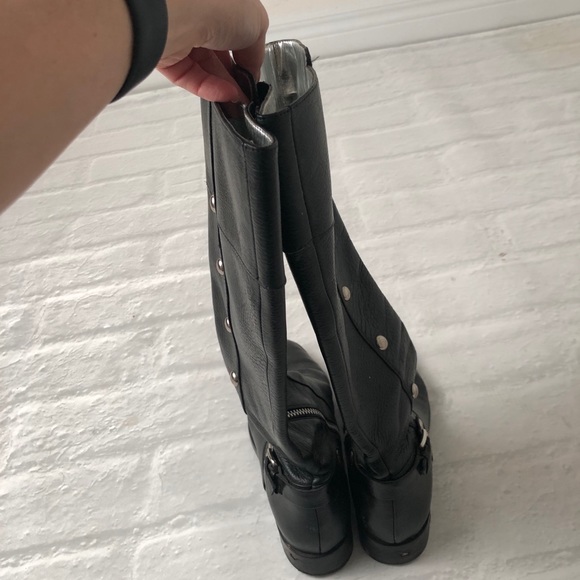 Micheal Kors Black Leather Boots (flats). - Picture 4 of 7